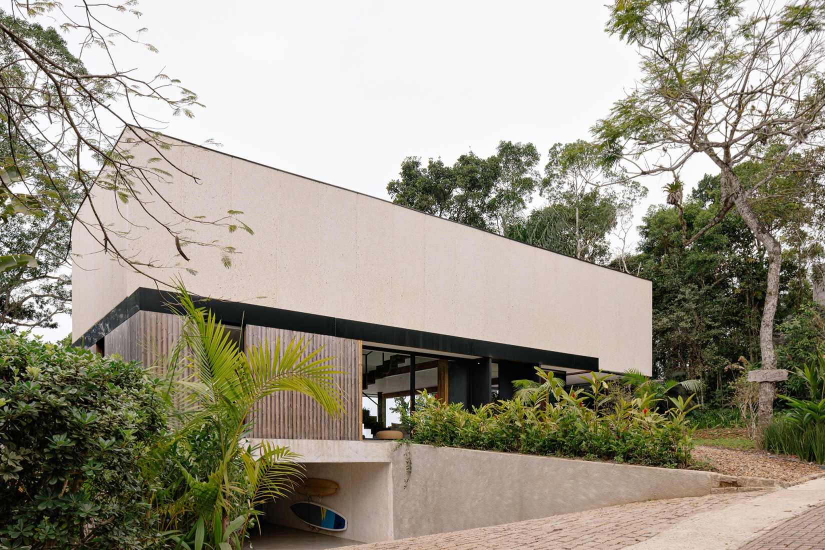 House LWF by Patrícia Martinez Arquitetura. Photograph by Fran Parente.