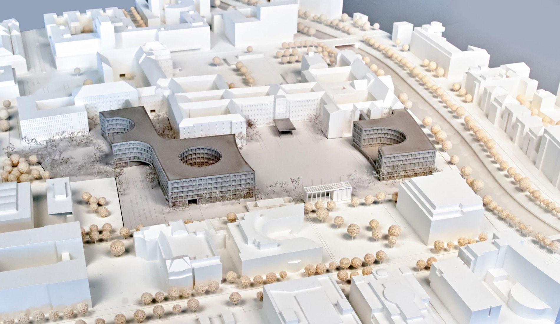 Extension of the Federal Ministry of Defence’s Berlin offices by Sauerbruch Hutton. Model by Hans Bach.