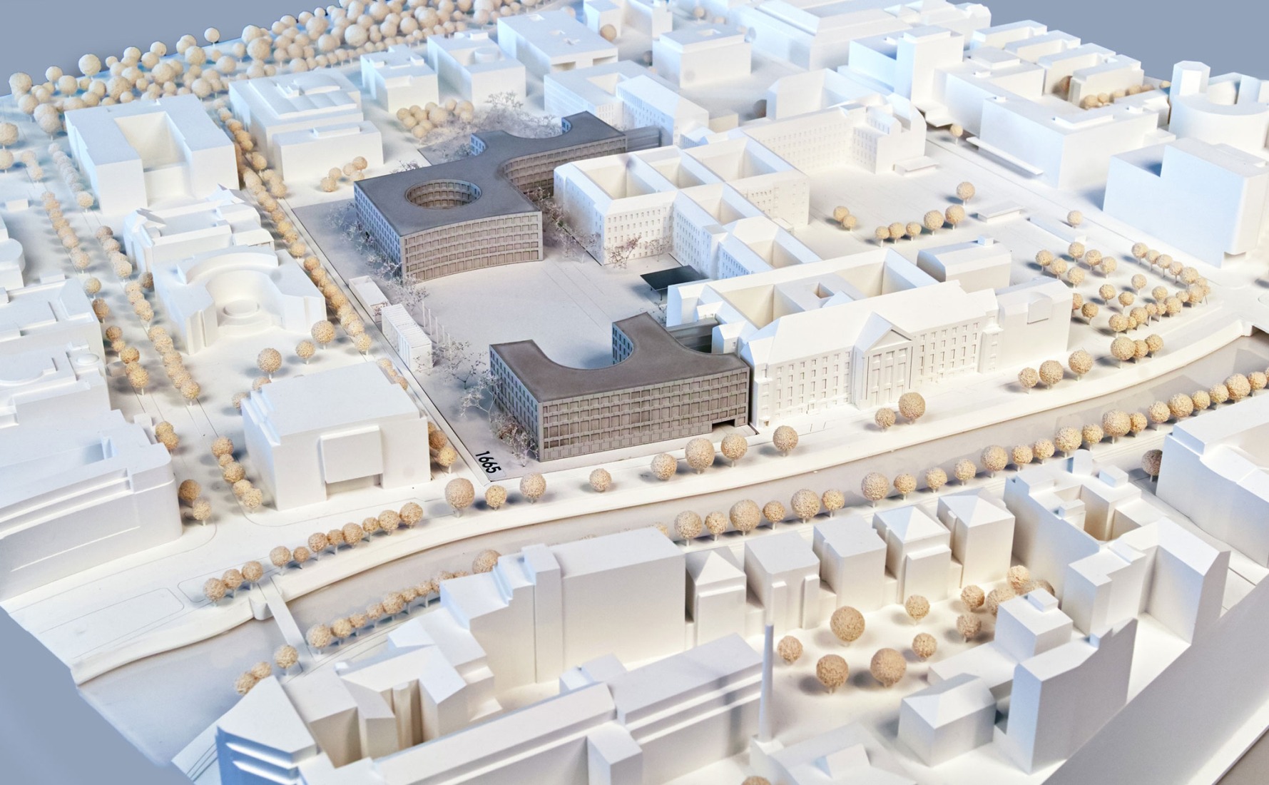 Extension of the Federal Ministry of Defence’s Berlin offices by Sauerbruch Hutton. Model by Hans Bach.