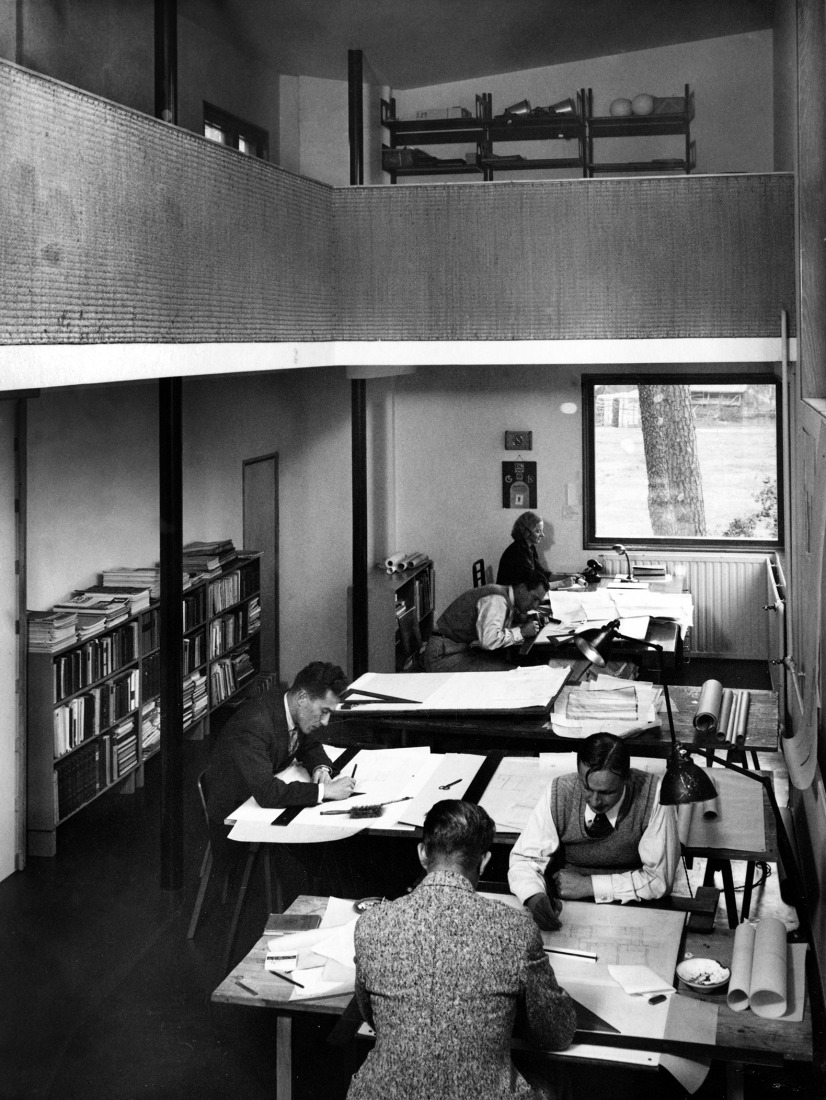 La Casa Aalto, 1935-1936. Arquitectos trabajando en un estudio. Fotografía por Wolfgang Heine. Cortesía de la Fundación Alvar Aalto.