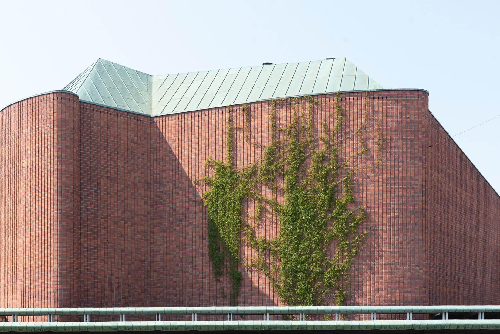 Muro de la Casa de la Cultura iluminado por la luz natural. Fotografía por Hannu Rytky.