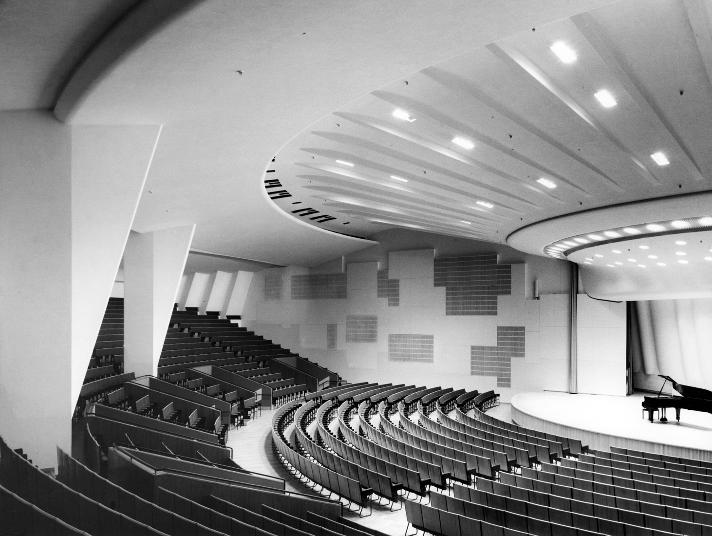Casa de la Cultura, 1952-1958. Interior de la sala de conciertos. Fotografía por Heikki Havas. Cortesía de la Fundación Alvar Aalto.