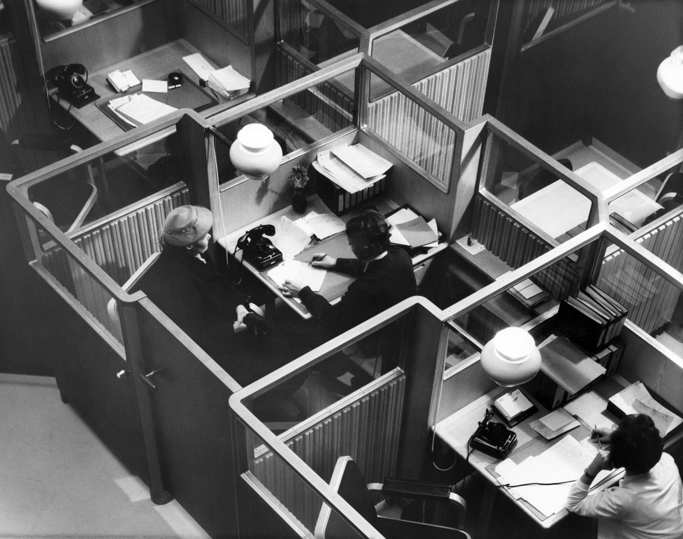 Instituto Nacional de Pensiones (KELA), 1953-1957. Instalaciones de atención al cliente del vestíbulo central. Fotografía por Heikki Havas. Cortesía de la Fundación Alvar Aalto.