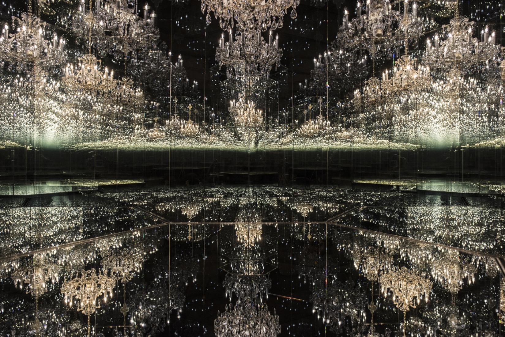 Chandelier of Grief, 2016. Sculptures, Paintings & Mirror Rooms de YAYOI KUSAMA. Fotografía por Yayoi Kusama, cortesía de Kumasa Enterprise, OTA Fine Arts, Tokio / Singapur y Victoria Miro, Londres.