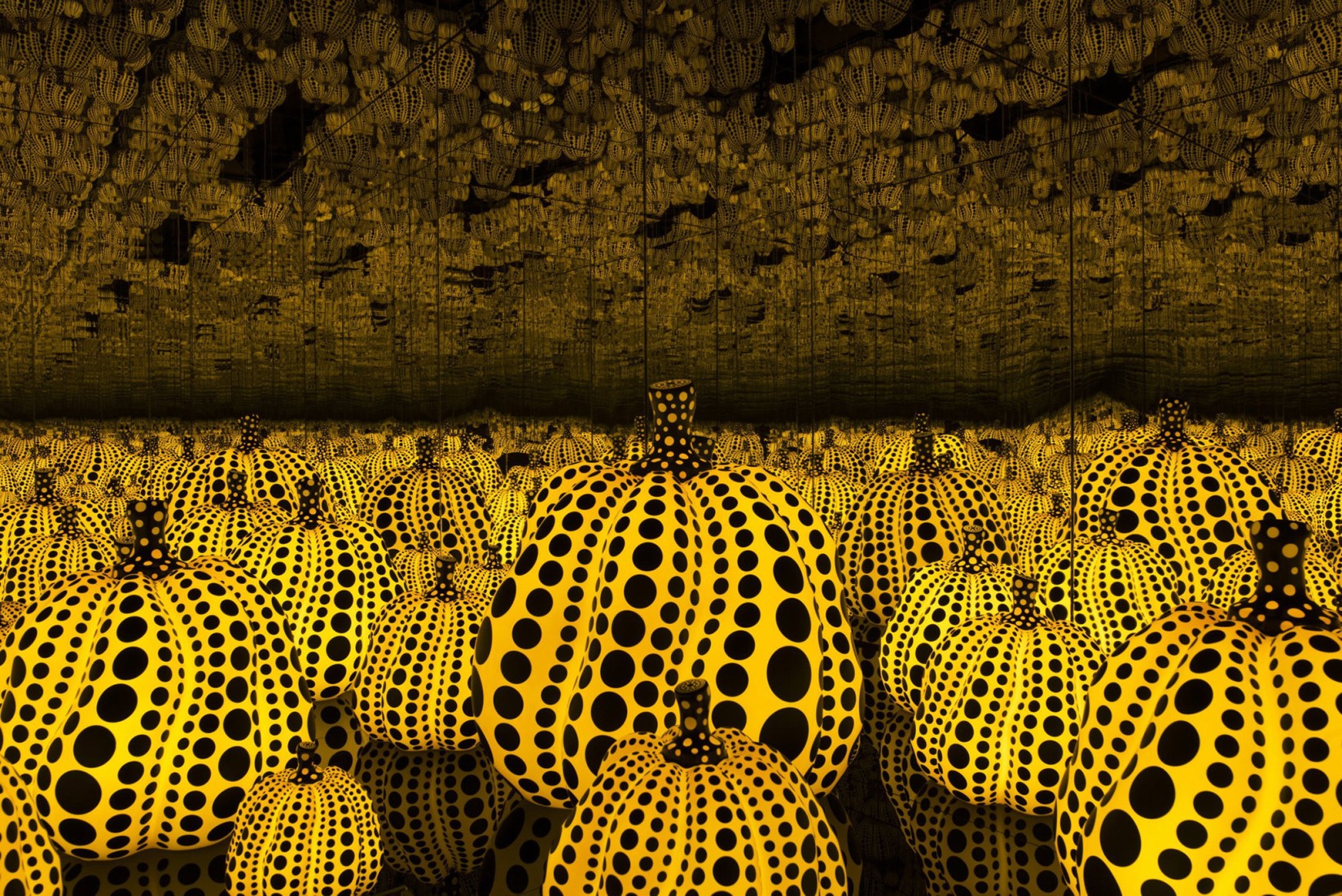 Todo el amor eterno que tengo por las calabazas, 2016. Esculturas, pinturas y salas de espejos de YAYOI KUSAMA. Fotografía por Yayoi Kusama, cortesía de Kumasa Enterprise, OTA Fine Arts, Tokyo / Singapure y Victoria Miro, Londres.