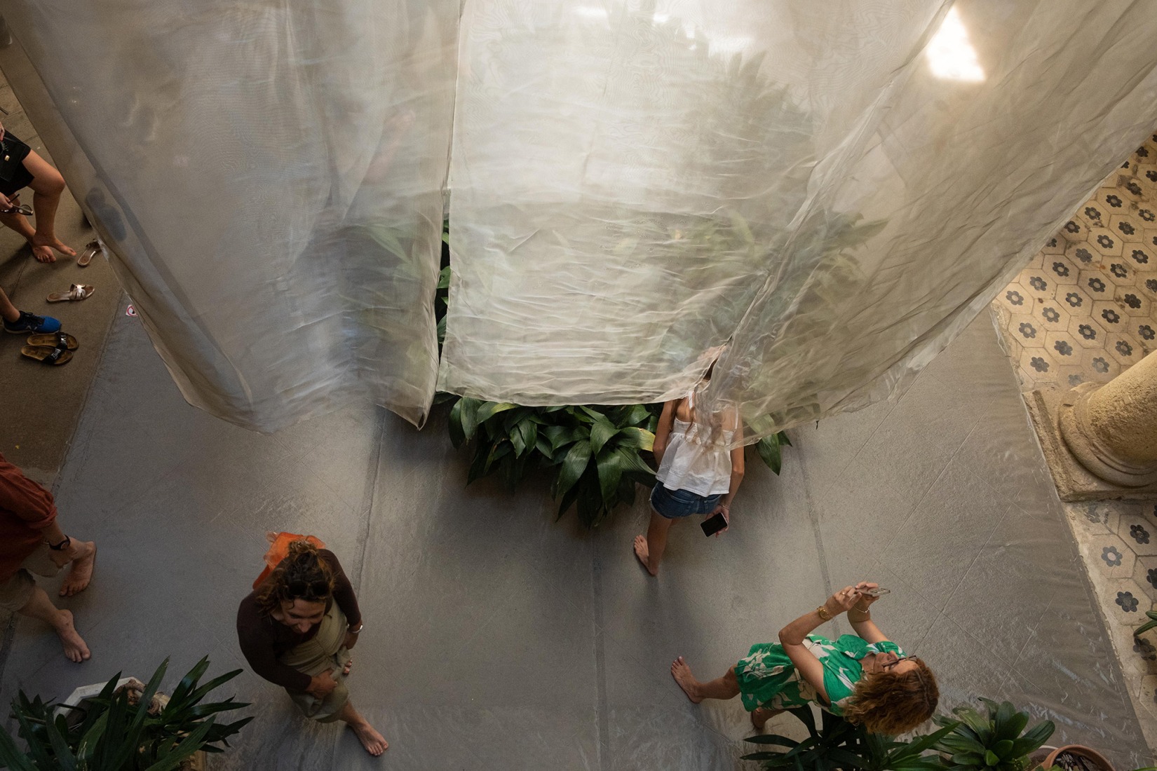 «Liminalidad en movimiento: a medida que los límites comienzan a desdibujarse» por Yurica Design & Architecture. Fotografía por Mathis Espagne / PhotoArchitecture (Fotógrafo oficial de FAV).