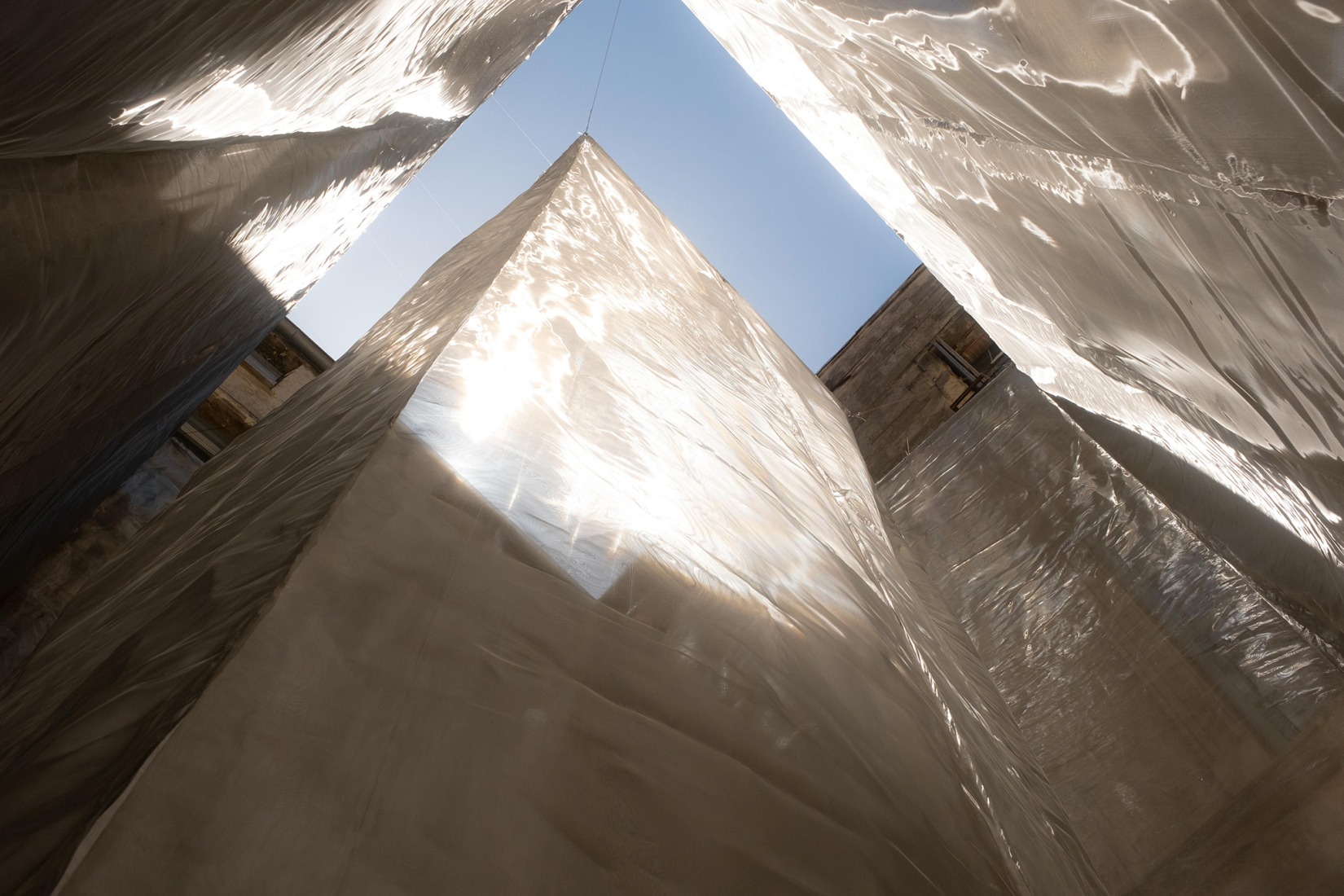 «Liminalidad en movimiento: a medida que los límites comienzan a desdibujarse» por Yurica Design & Architecture. Fotografía por Mathis Espagne / PhotoArchitecture (Fotógrafo oficial de FAV).