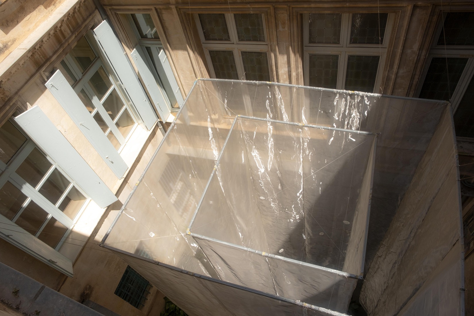 «Liminalidad en movimiento: a medida que los límites comienzan a desdibujarse» por Yurica Design & Architecture. Fotografía por Mathis Espagne / PhotoArchitecture (Fotógrafo oficial de FAV).