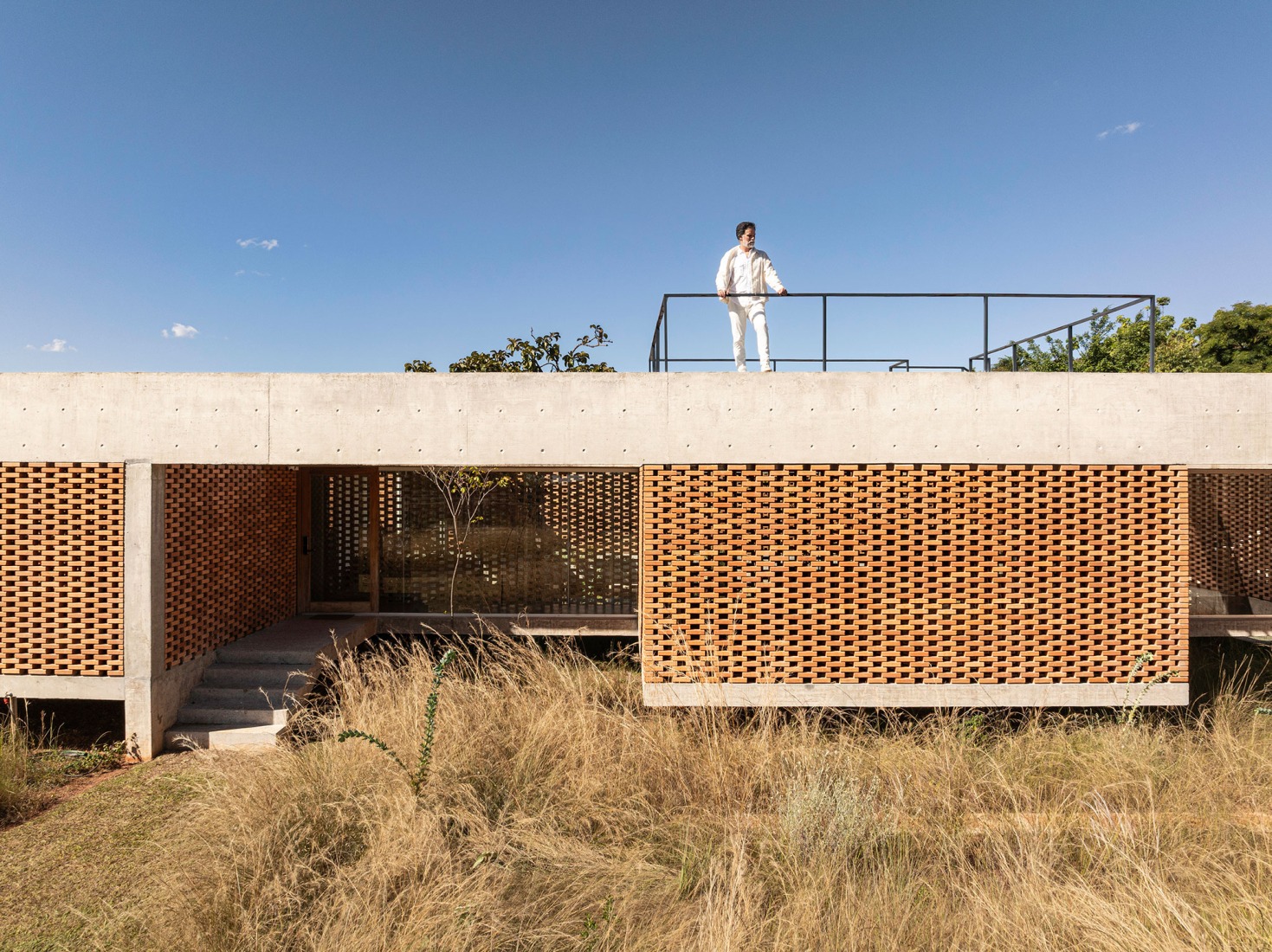 Tupin House by BLOCO Arquitetos. Photograph by Joana França.