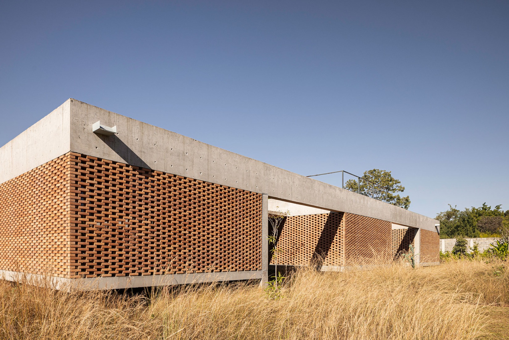 Tupin House by BLOCO Arquitetos. Photograph by Joana França.