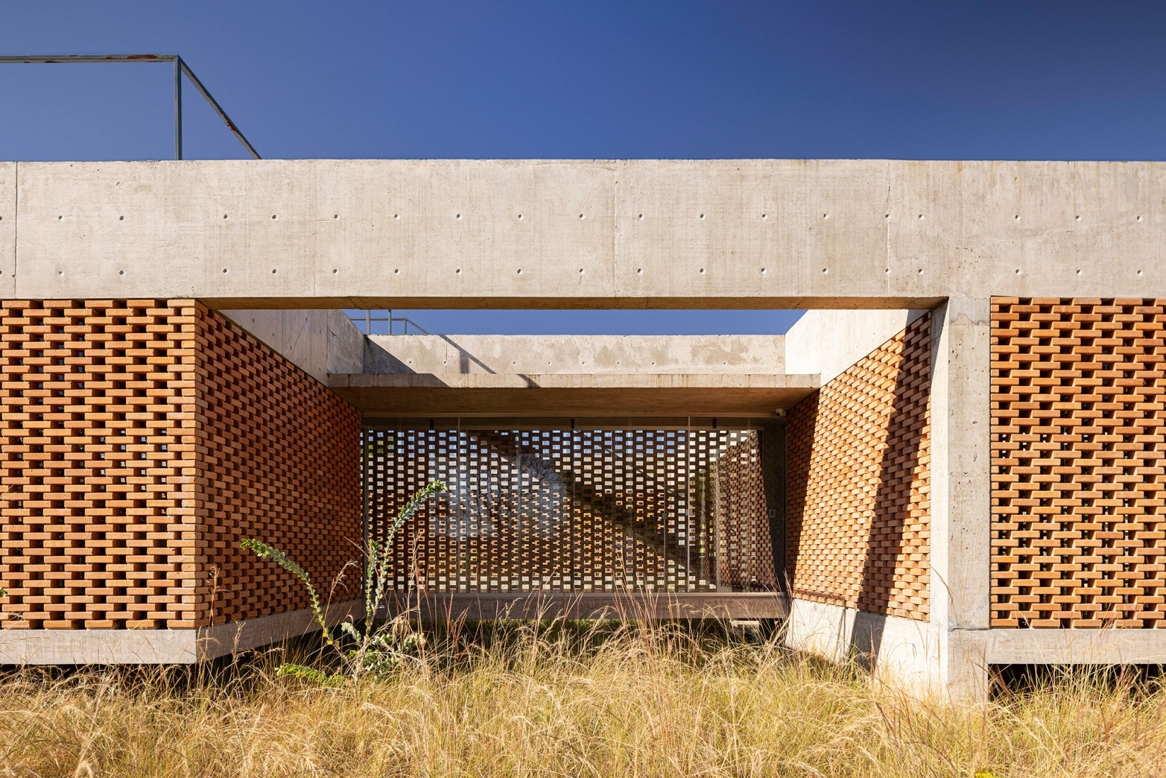Tupin House by BLOCO Arquitetos. Photograph by Joana França.