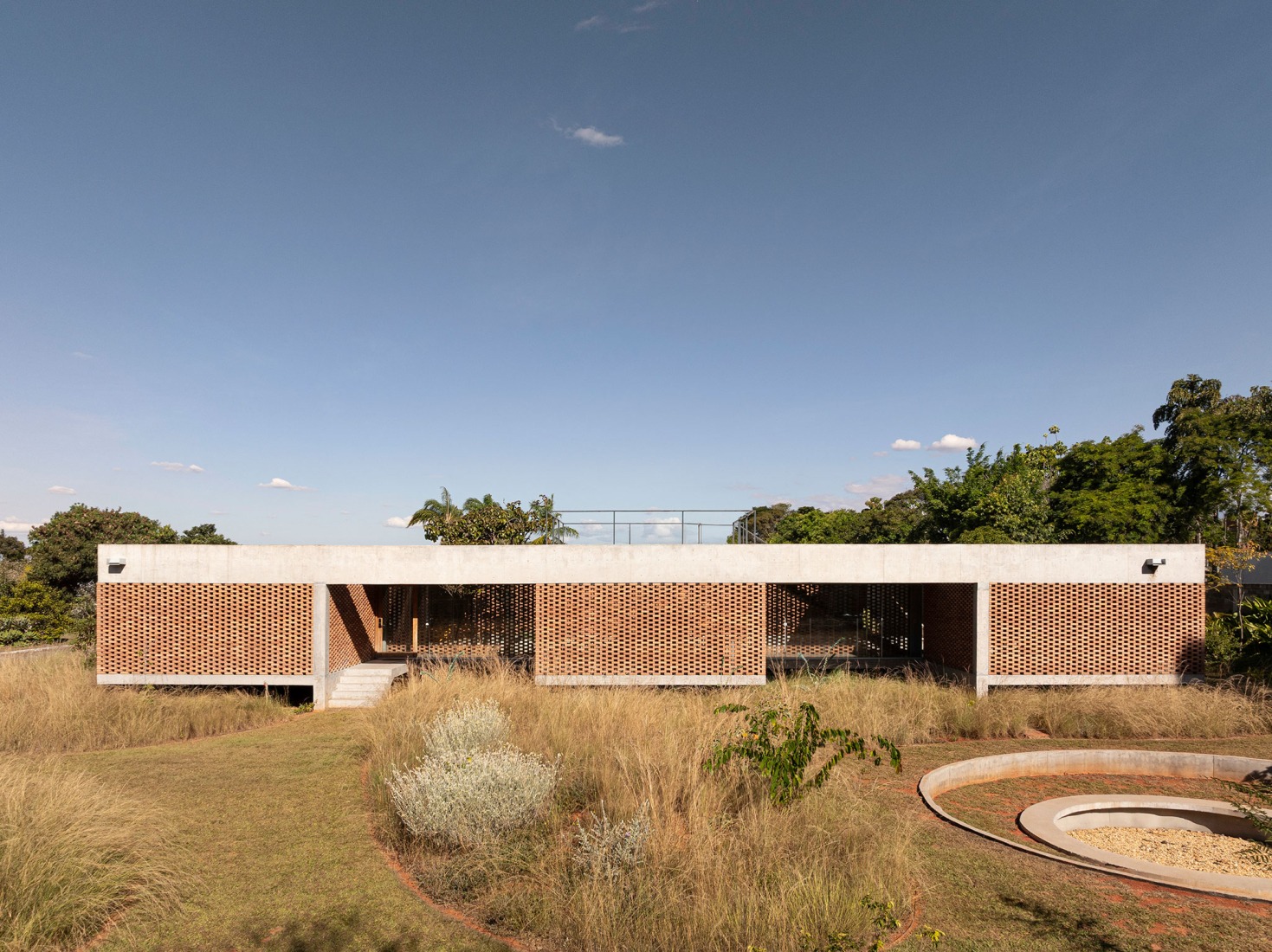 Tupin House by BLOCO Arquitetos. Photograph by Joana França.