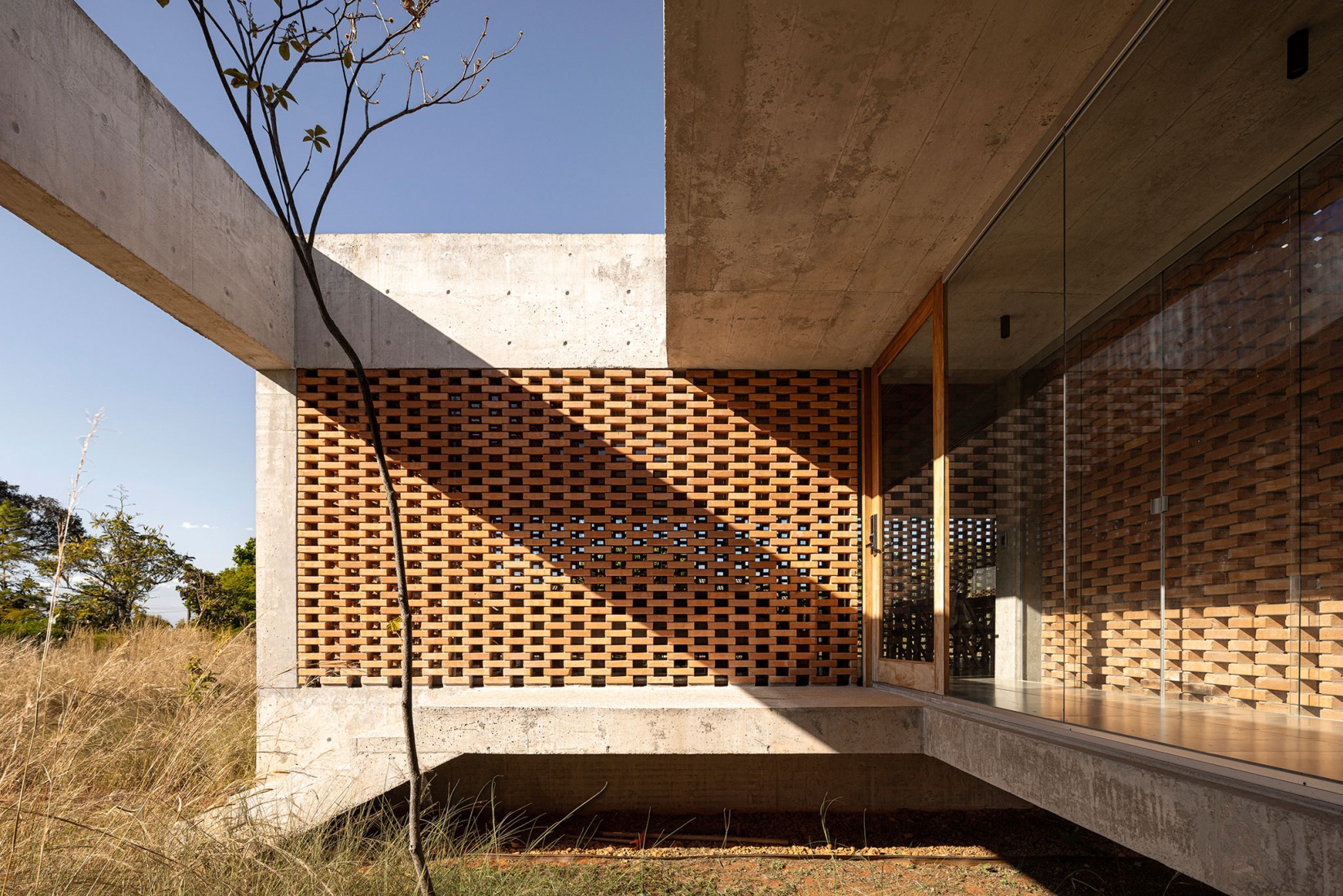 Tupin House by BLOCO Arquitetos. Photograph by Joana França.