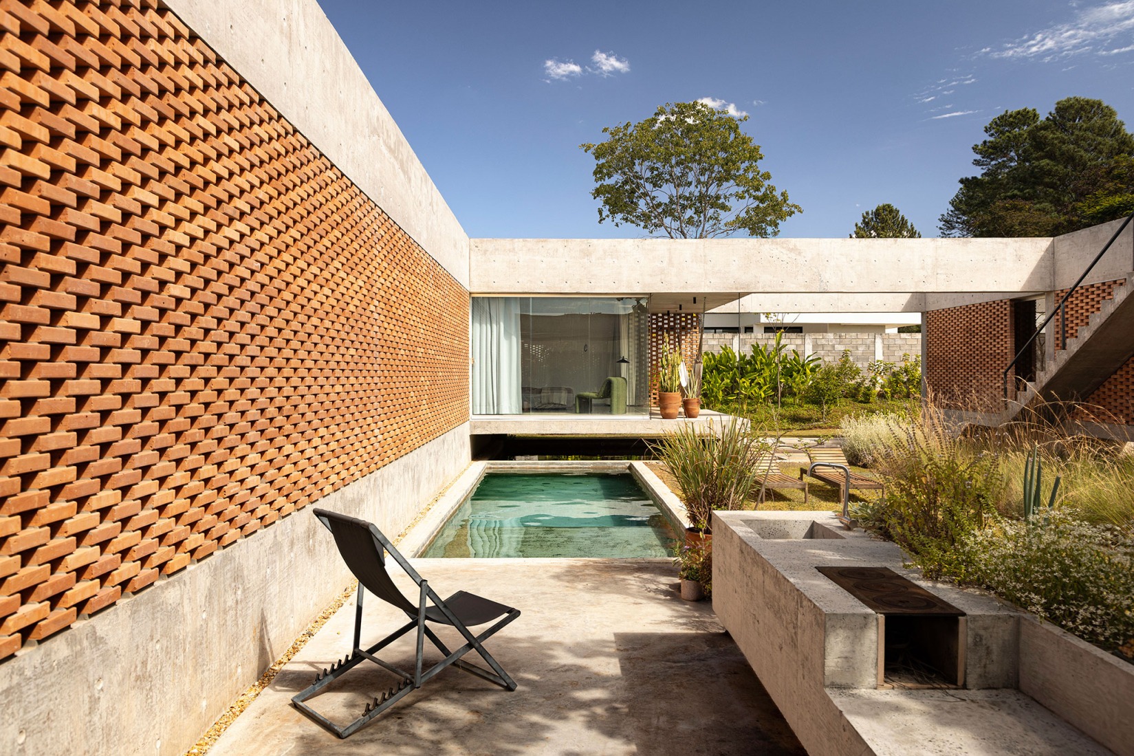 Tupin House by BLOCO Arquitetos. Photograph by Joana França.