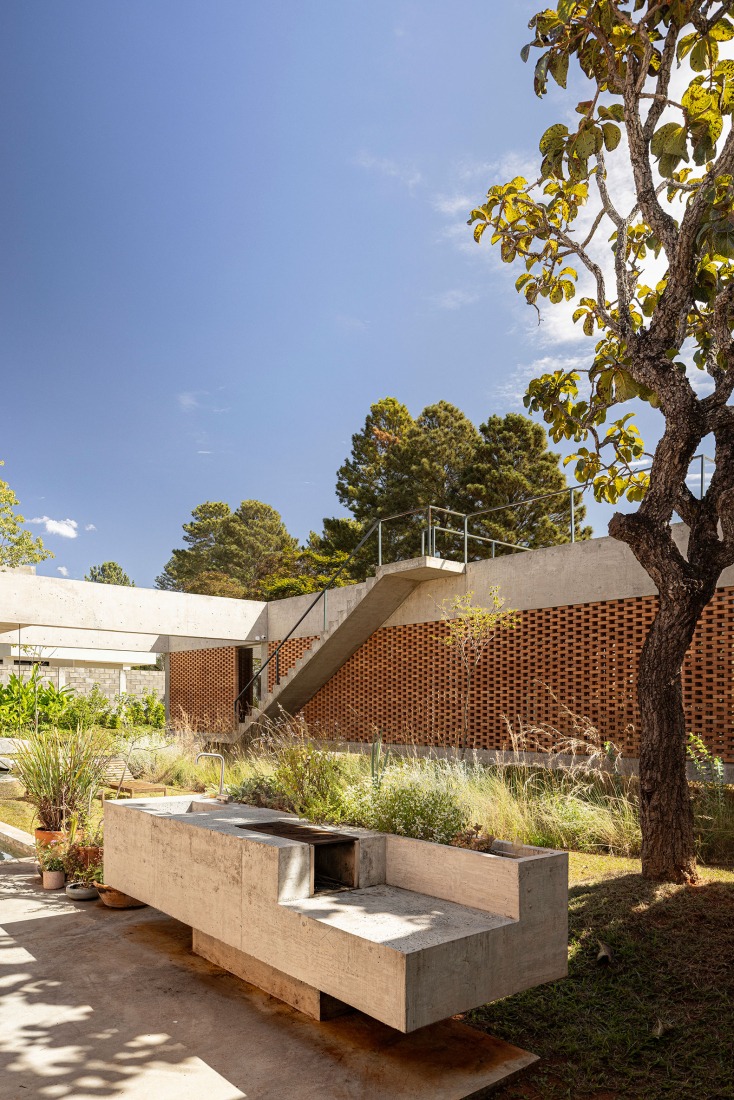 Tupin House by BLOCO Arquitetos. Photograph by Joana França.