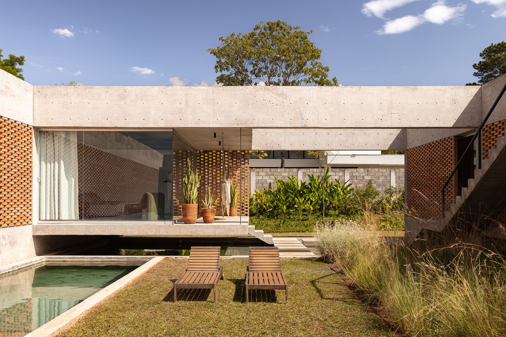 Tupin House by BLOCO Arquitetos. Photograph by Joana França.