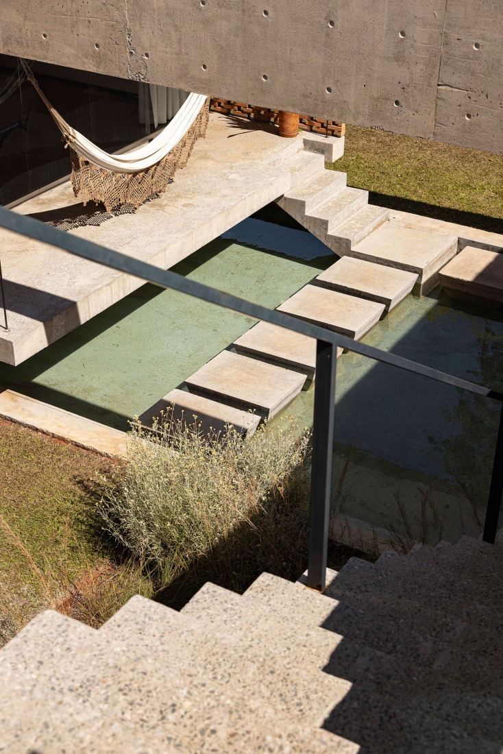 Tupin House by BLOCO Arquitetos. Photograph by Joana França.