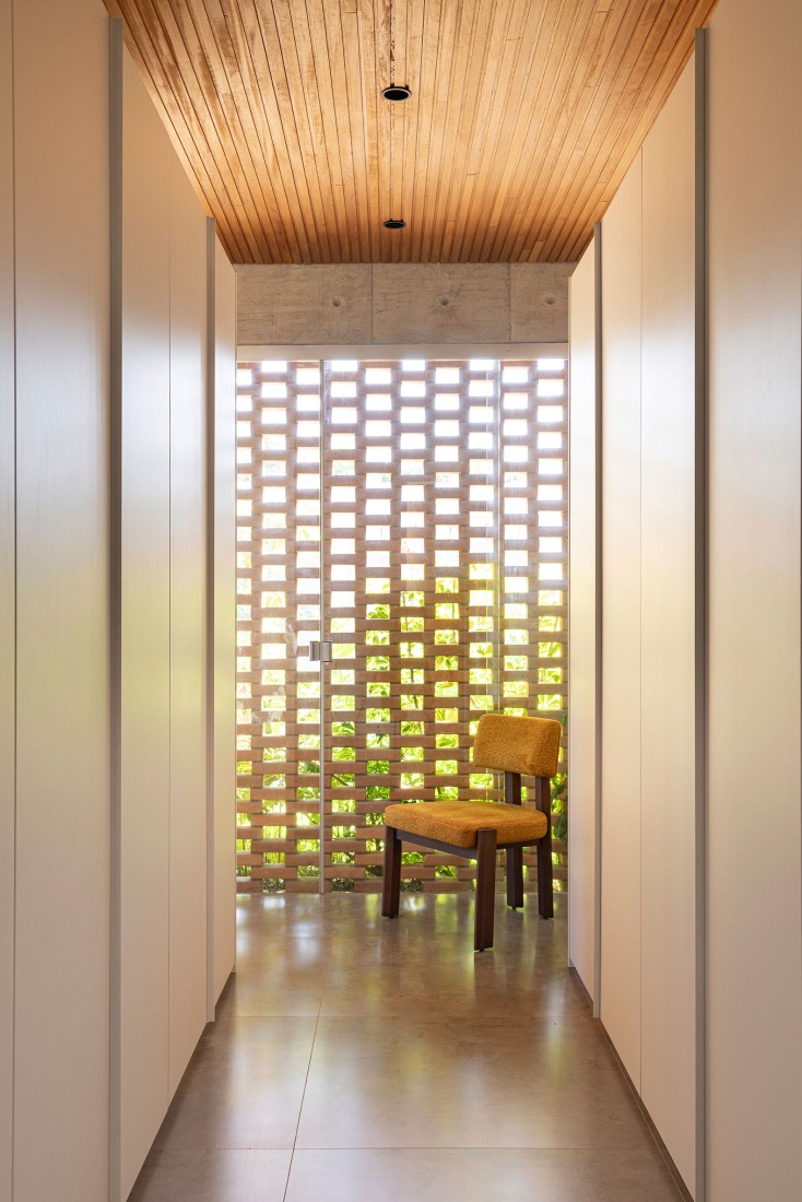Tupin House by BLOCO Arquitetos. Photograph by Joana França.