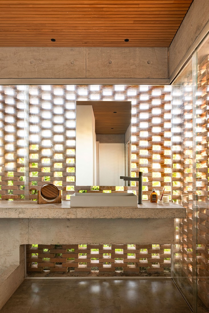 Tupin House by BLOCO Arquitetos. Photograph by Joana França.