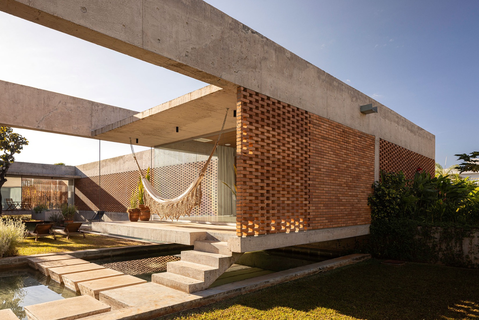 Tupin House by BLOCO Arquitetos. Photograph by Joana França.