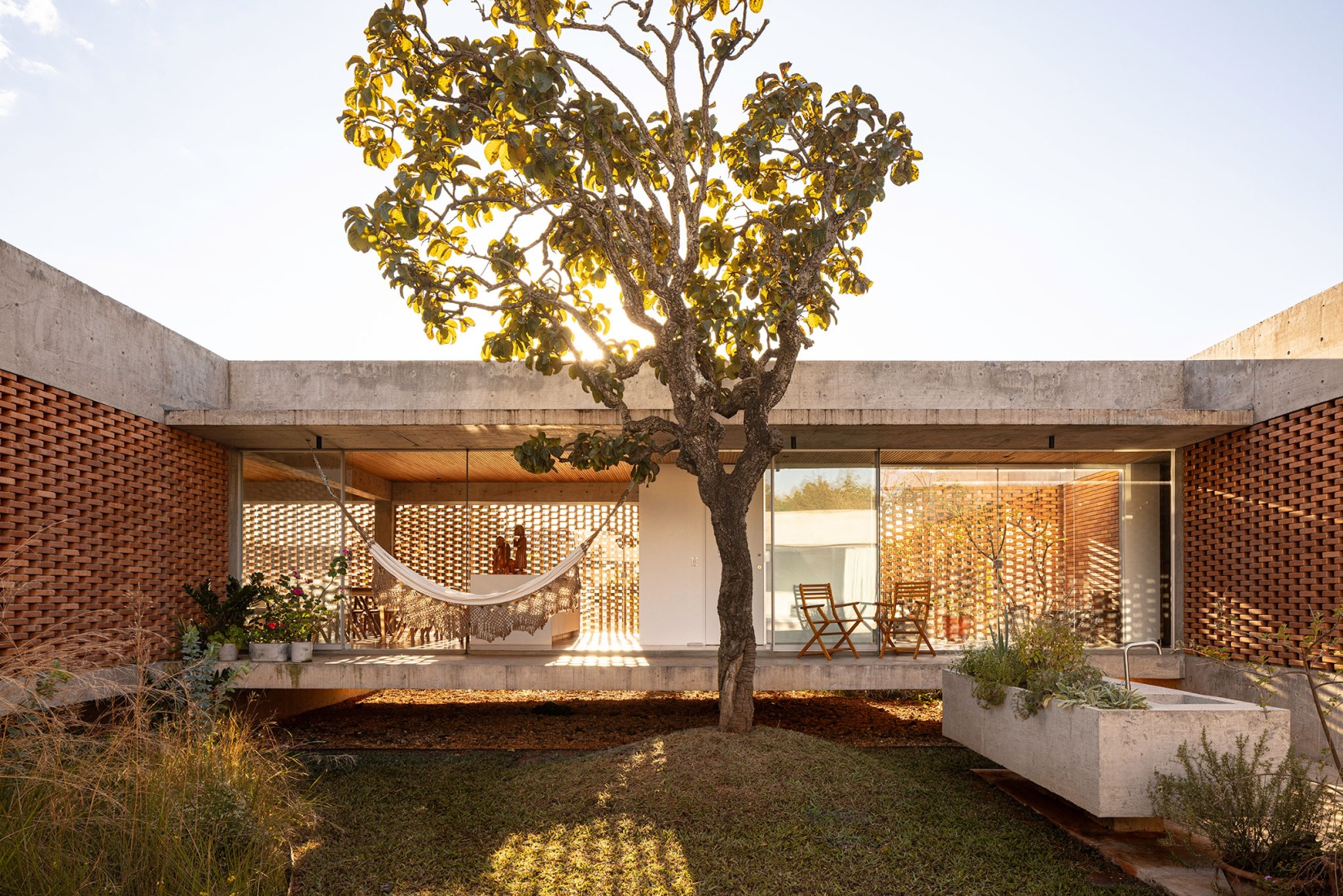 Tupin House by BLOCO Arquitetos. Photograph by Joana França.