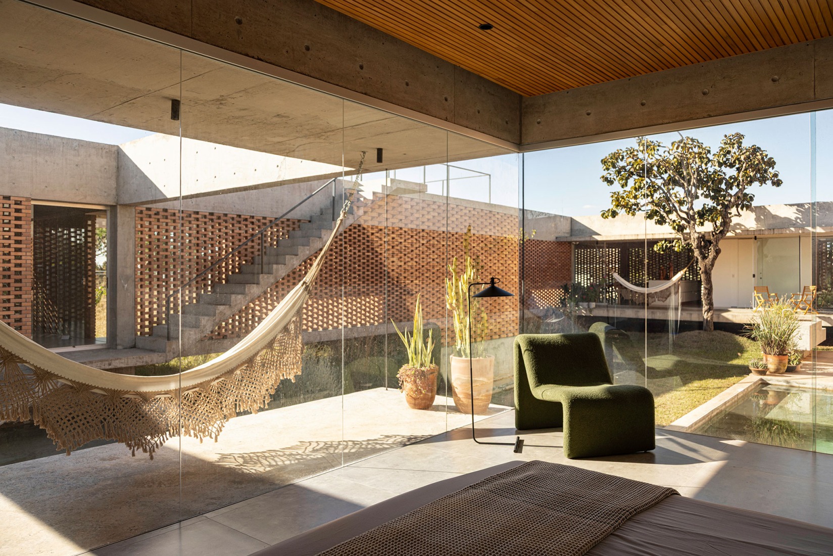 Tupin House by BLOCO Arquitetos. Photograph by Joana França.