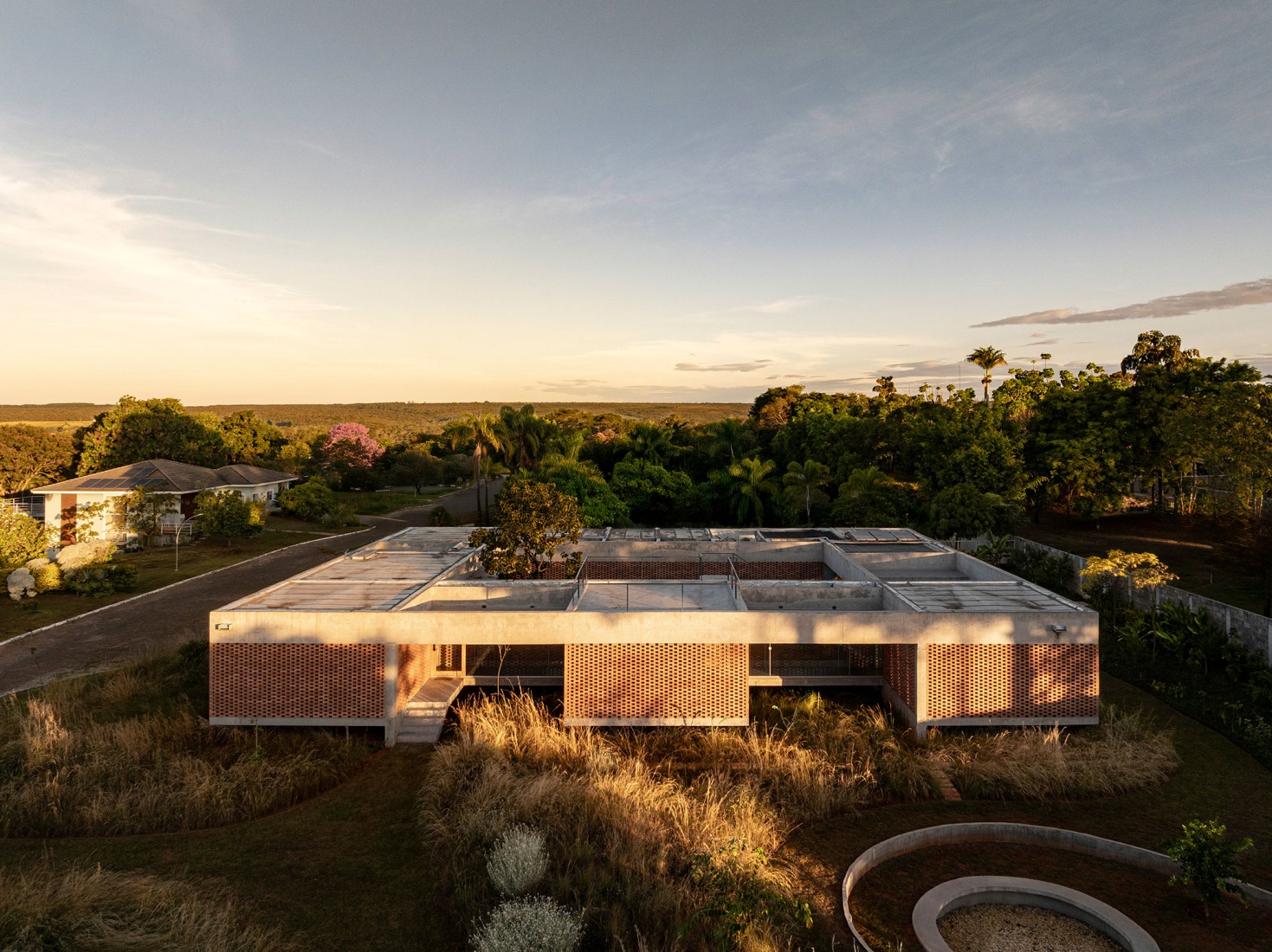 Tupin House by BLOCO Arquitetos. Photograph by Joana França.