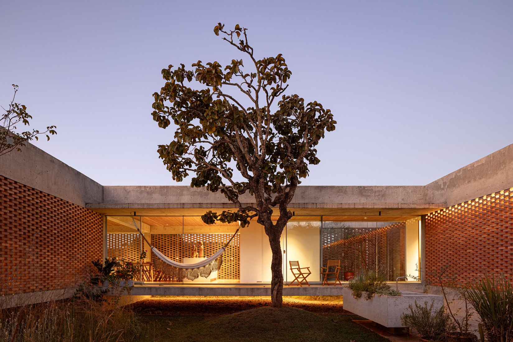 Tupin House by BLOCO Arquitetos. Photograph by Joana França.