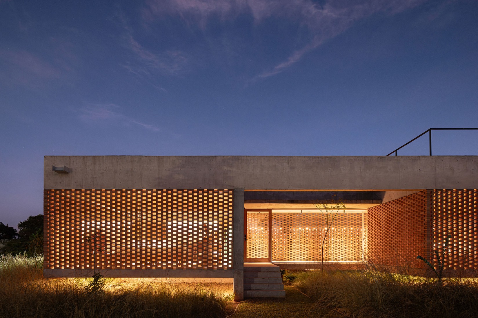 Tupin House by BLOCO Arquitetos. Photograph by Joana França.