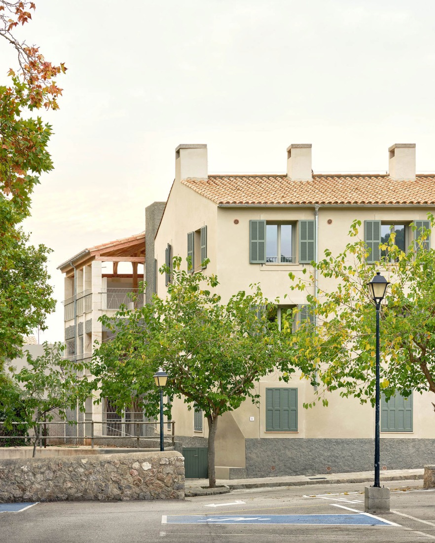 18 viviendas sociales intergeneracionales en Esporles (Mallorca) por López Rivera Arquitectos. Fotografía por José Hevia.