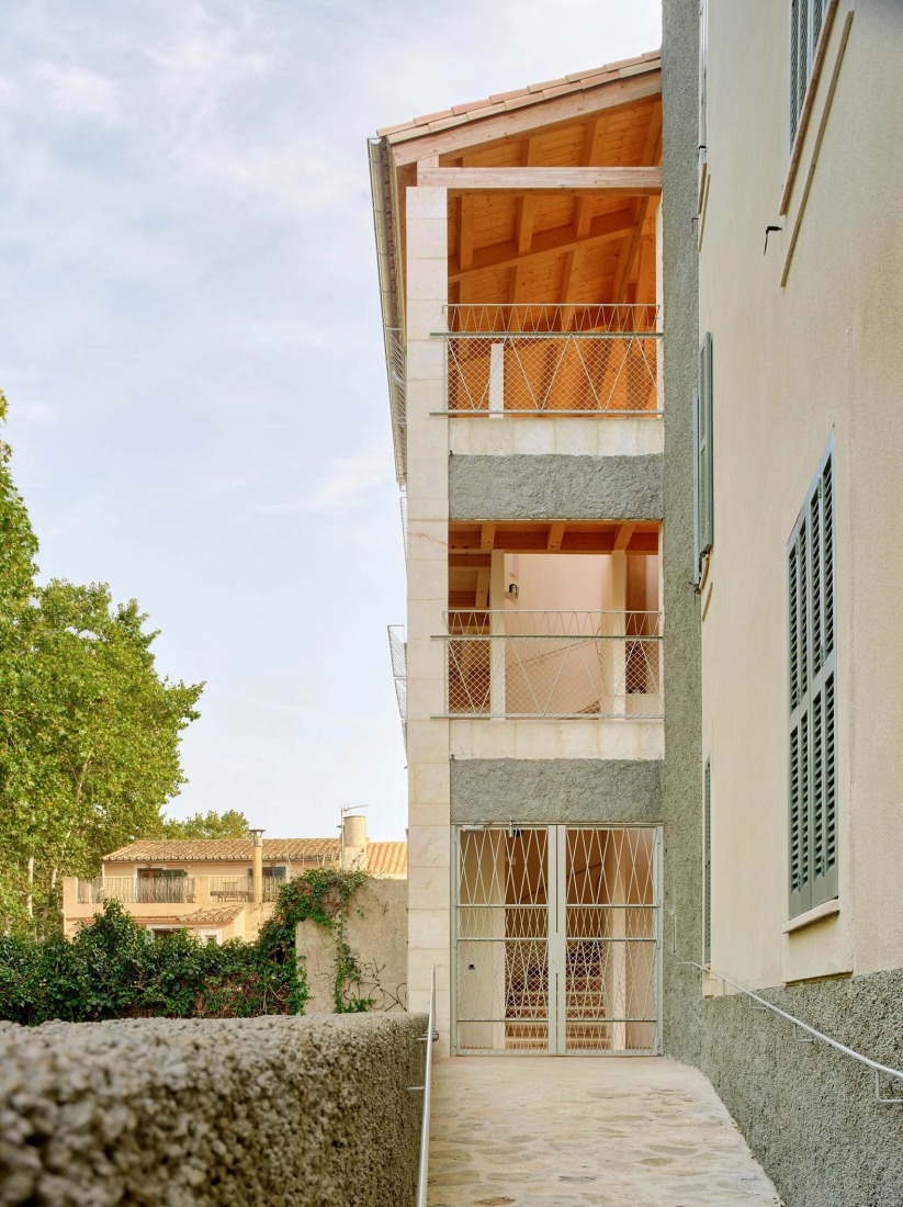 18 viviendas sociales intergeneracionales en Esporles (Mallorca) por López Rivera Arquitectos. Fotografía por José Hevia.