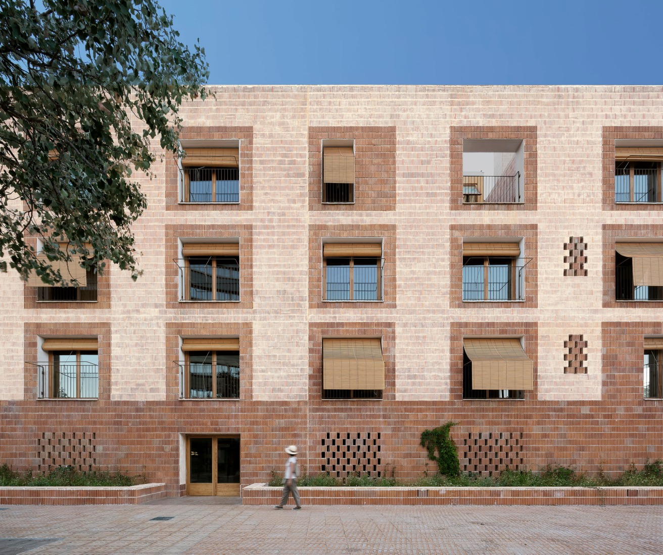 24 viviendas públicas por 08014 arquitectura. Fotografía por Jesús Granada.