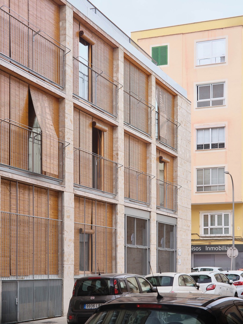 25 viviendas sociales por Harquitectes. Fotografía por Adrià Goula.