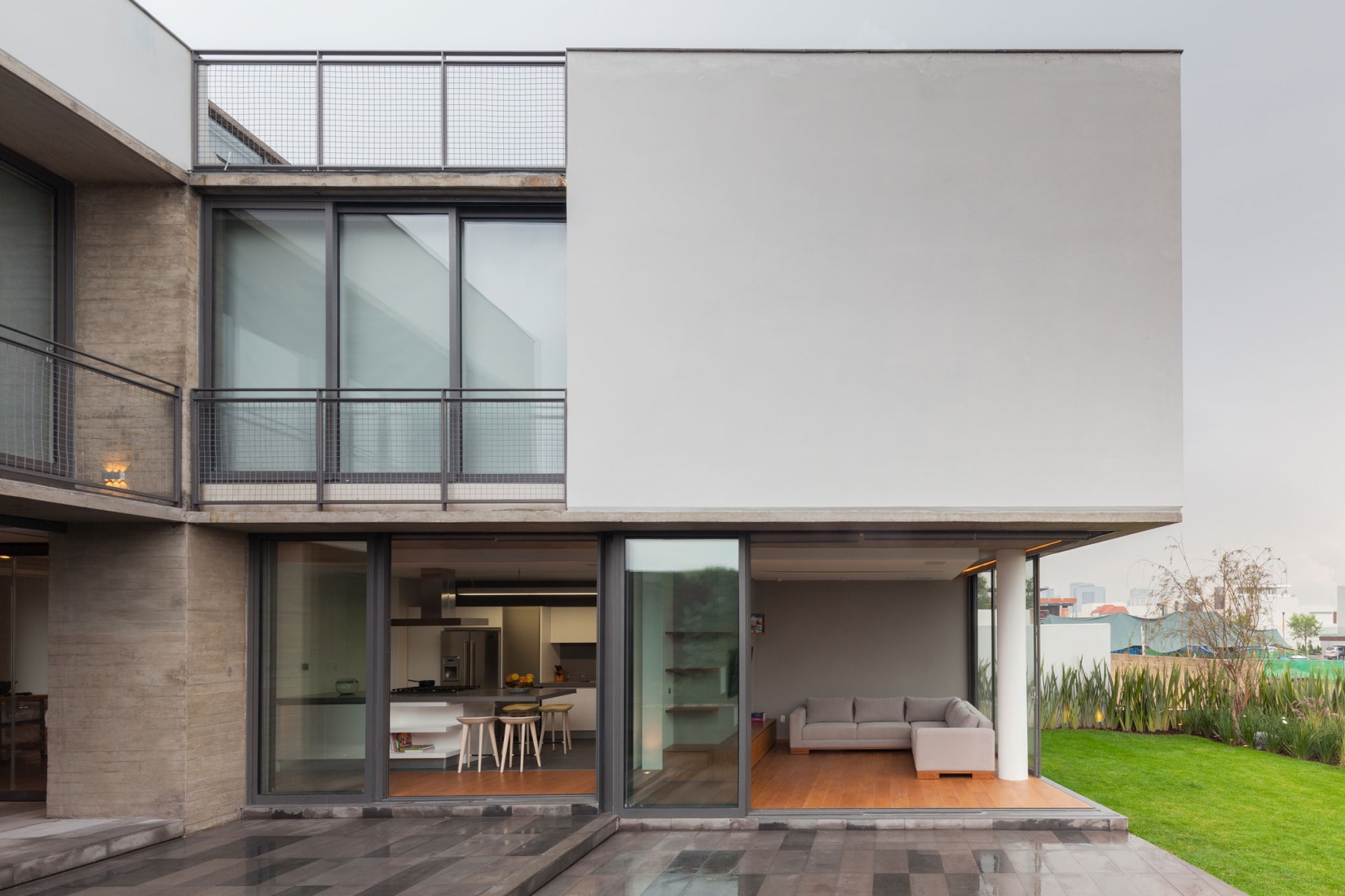 Living room and backyard. Photograph by courtesy of JSa Arquitectura.