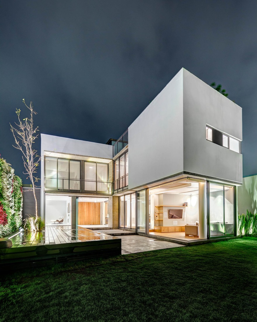 Outside night vision. Photograph by courtesy of JSa Arquitectura.
