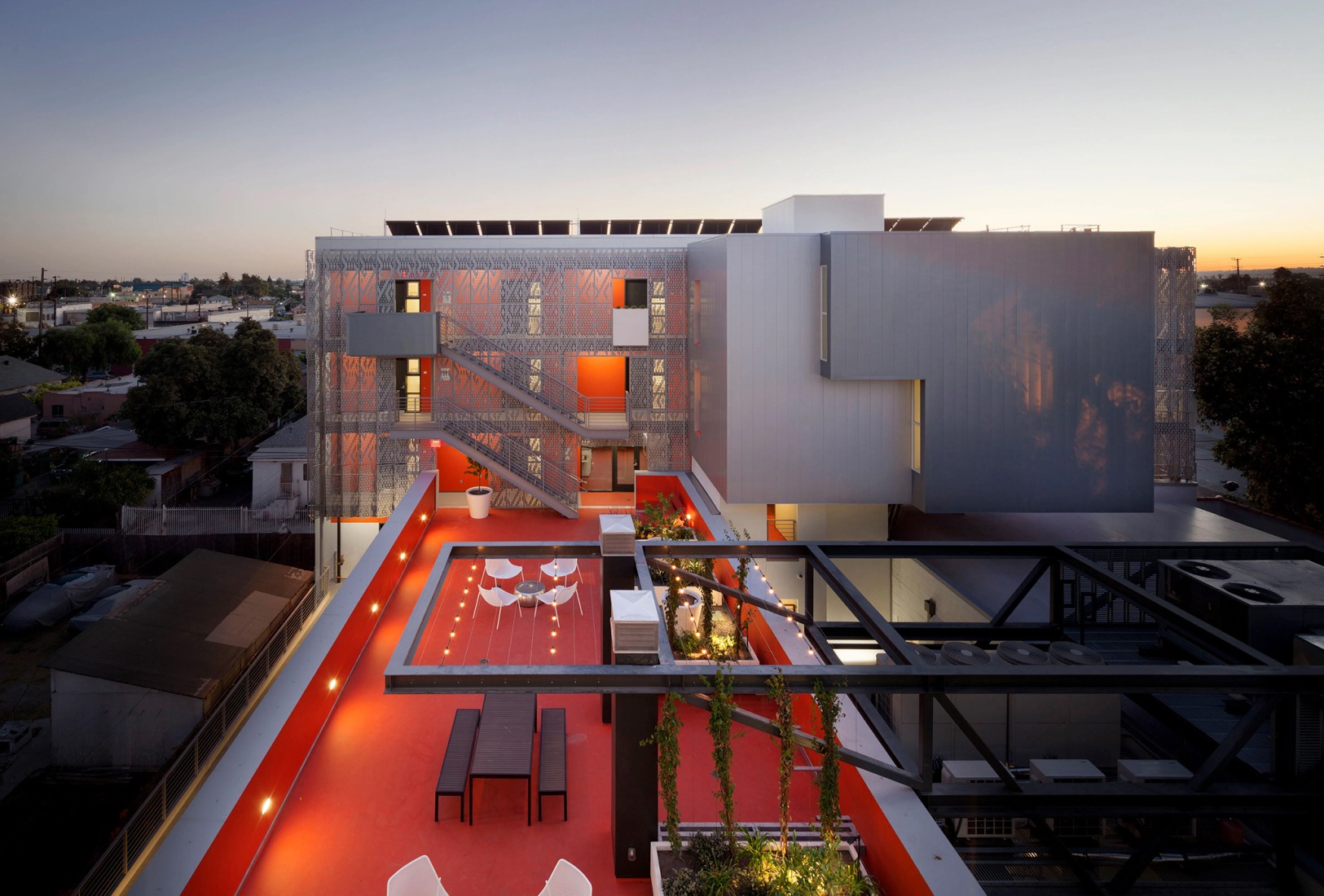 Vista de la cubierta. 28th Street Apartments. Koning Eizenberg. Fotografía por Eric Staudenmaier Photography. Cortesía de Koning Eizenberg.