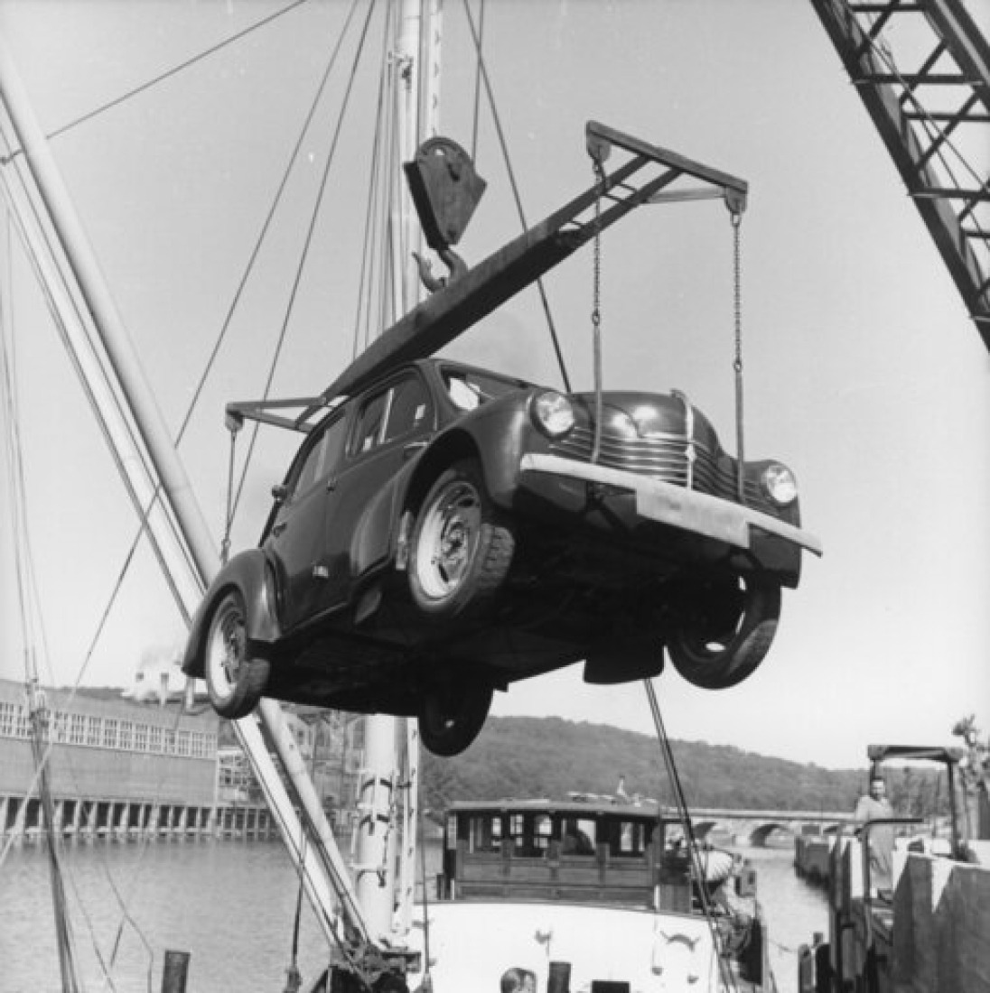 River Transport, Loading Renault 4CV Vehicles into the Hold, January 1, 1948. Courtesy of Renault Communications – All Rights Reserved.