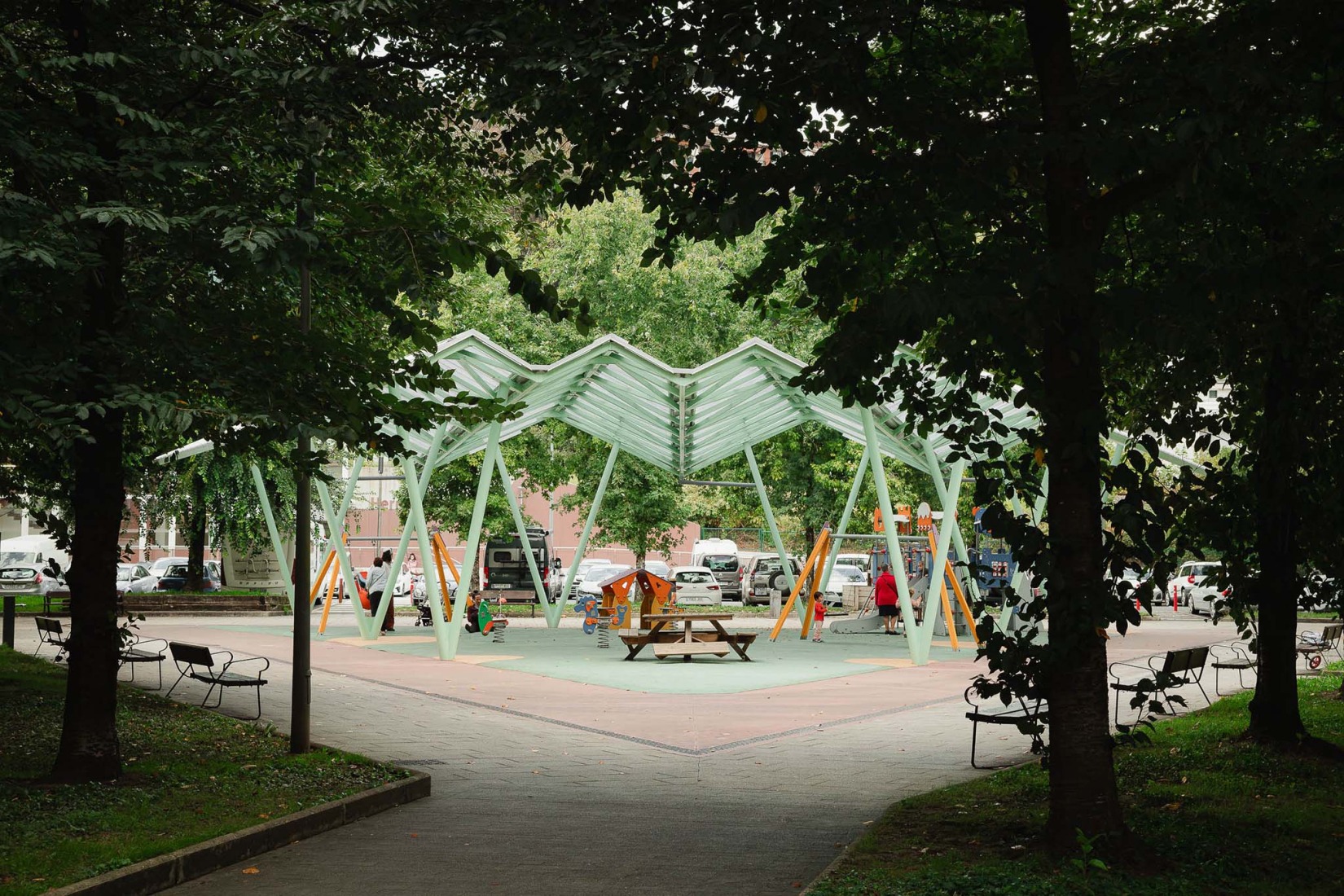 Cubierta para parque infantil en Hernani por Arktelier. Fotografía por Aitor Estevez Olaizola.