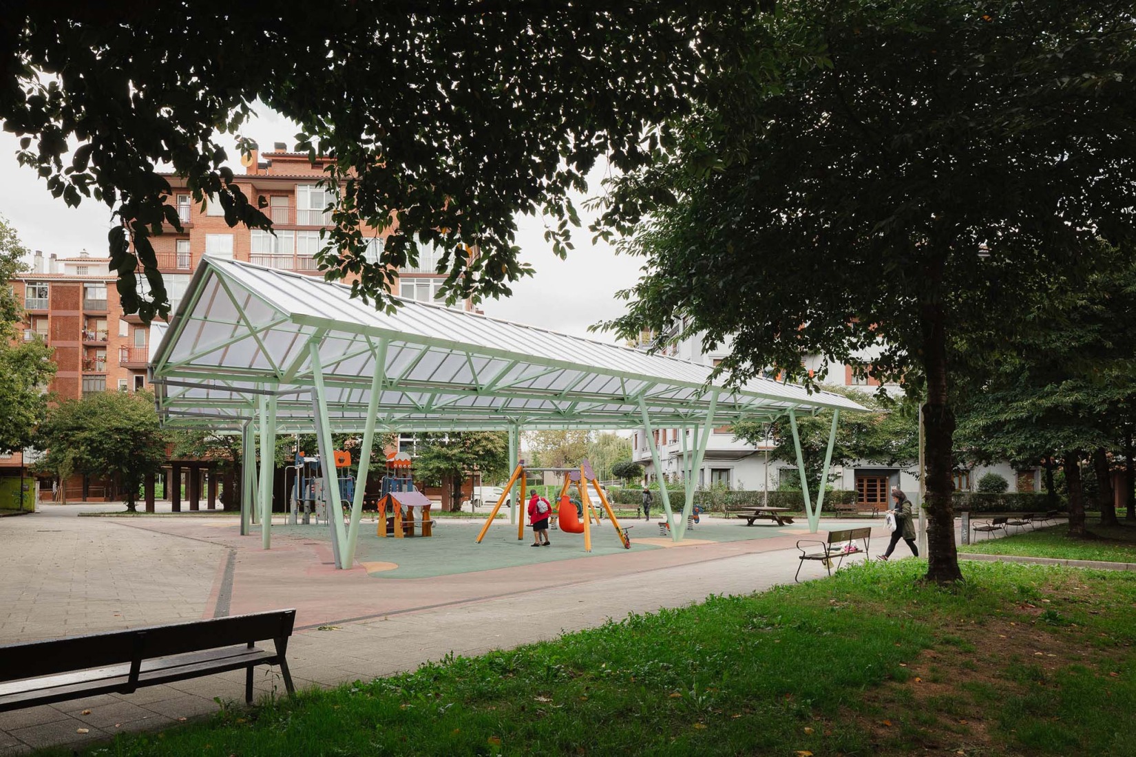 Cubierta para parque infantil en Hernani por Arktelier. Fotografía por Aitor Estevez Olaizola.