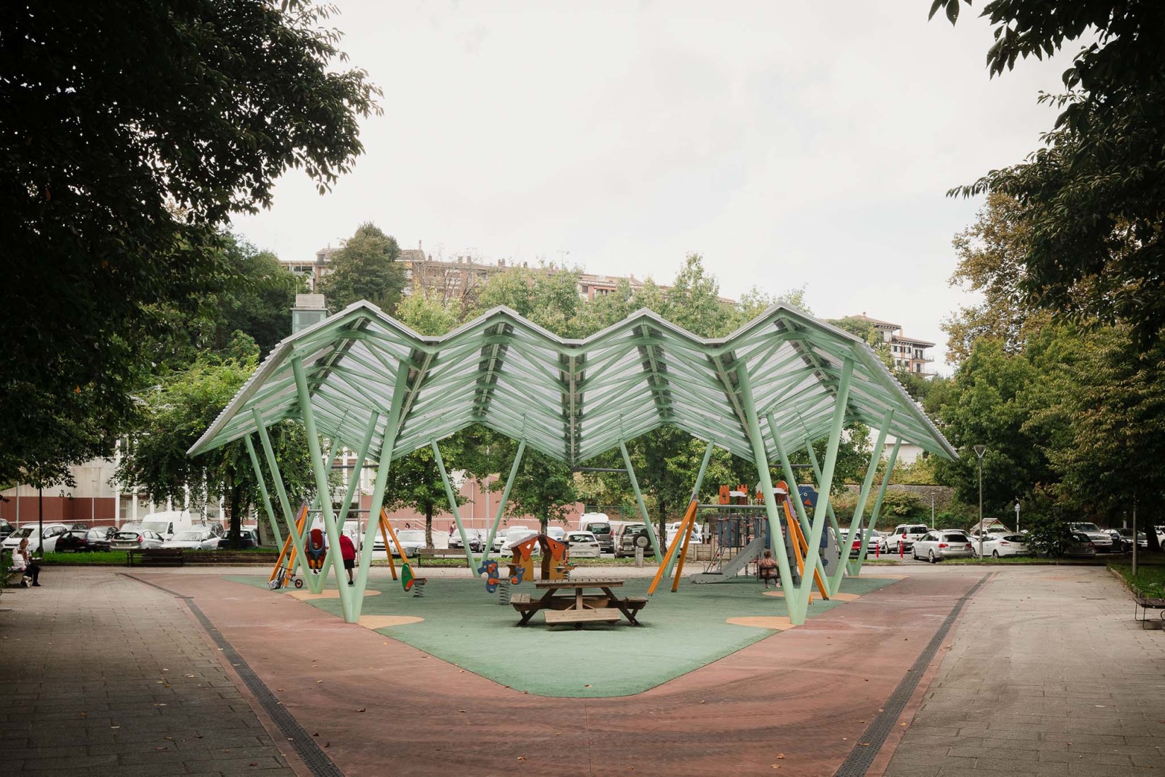 Cubierta para parque infantil en Hernani por Arktelier. Fotografía por Aitor Estevez Olaizola.
