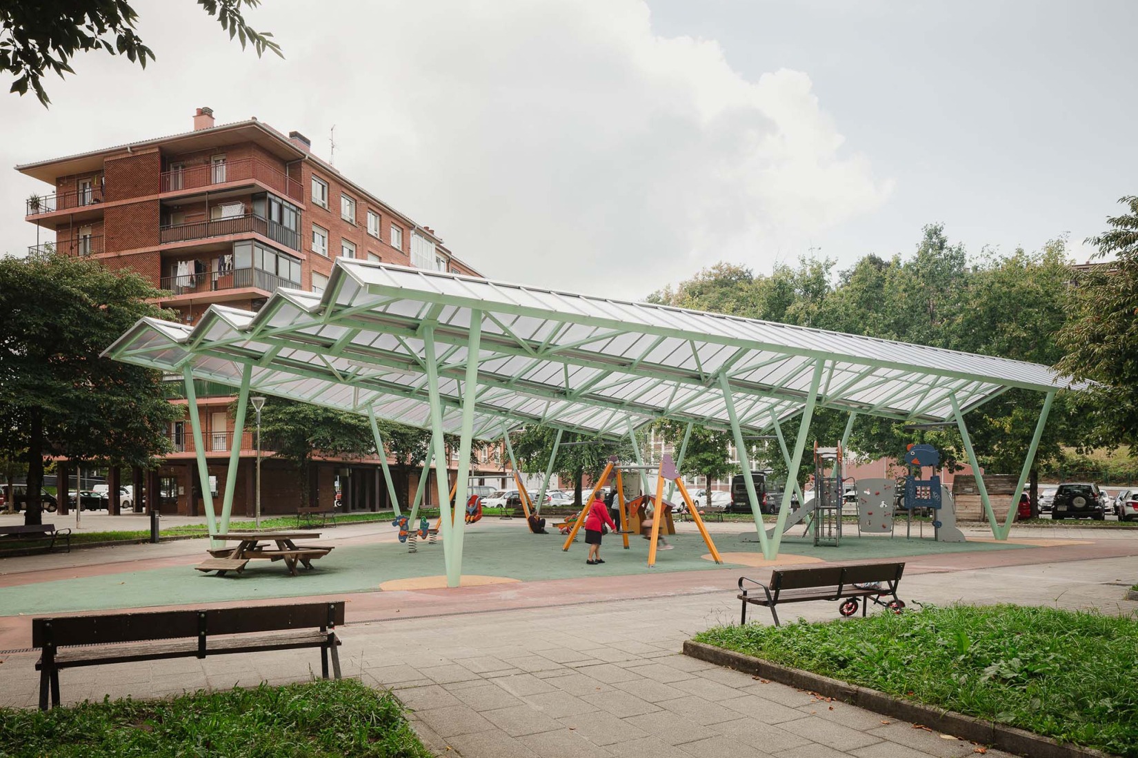 Cubierta para parque infantil en Hernani por Arktelier. Fotografía por Aitor Estevez Olaizola.