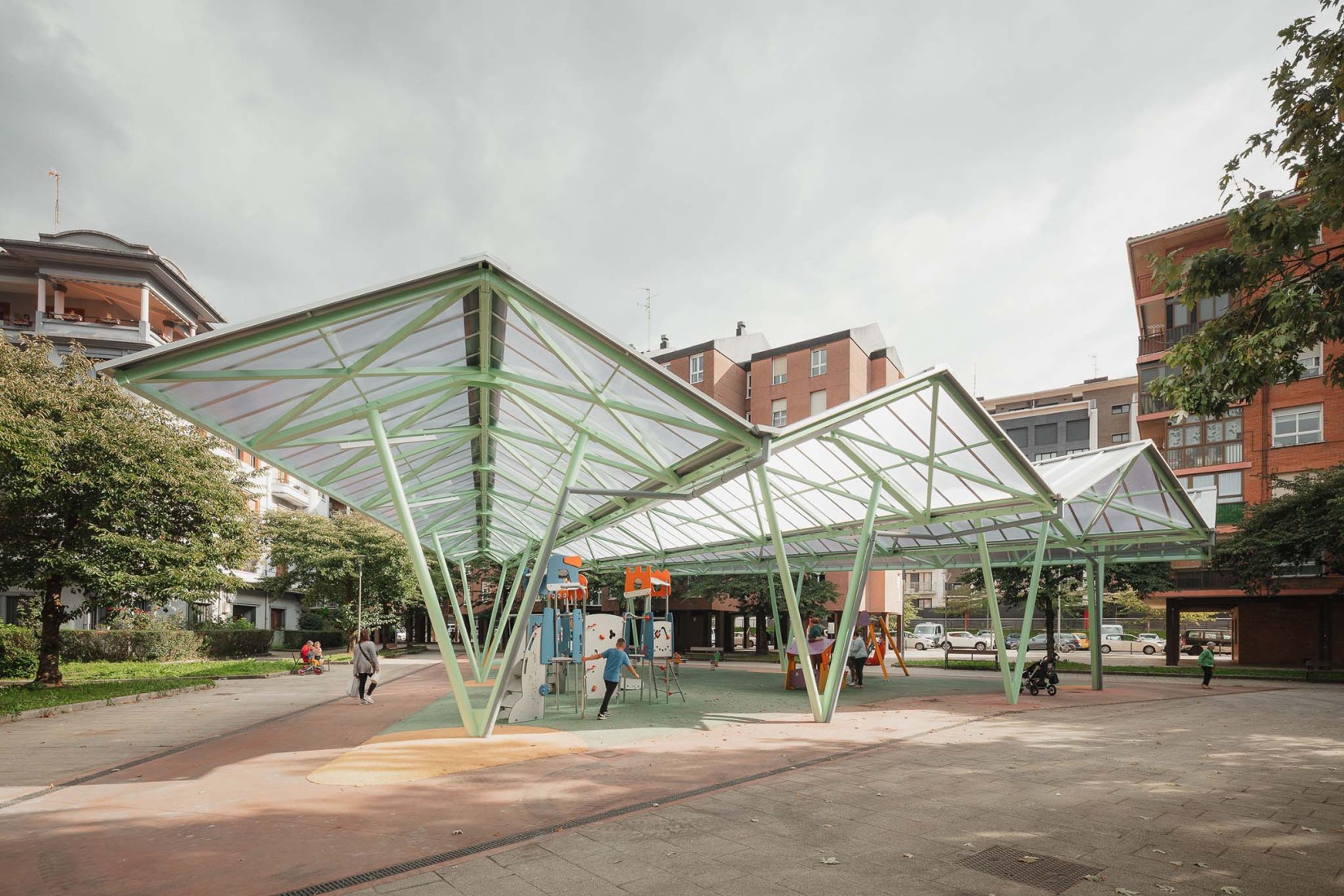 Cubierta para parque infantil en Hernani por Arktelier. Fotografía por Aitor Estevez Olaizola.