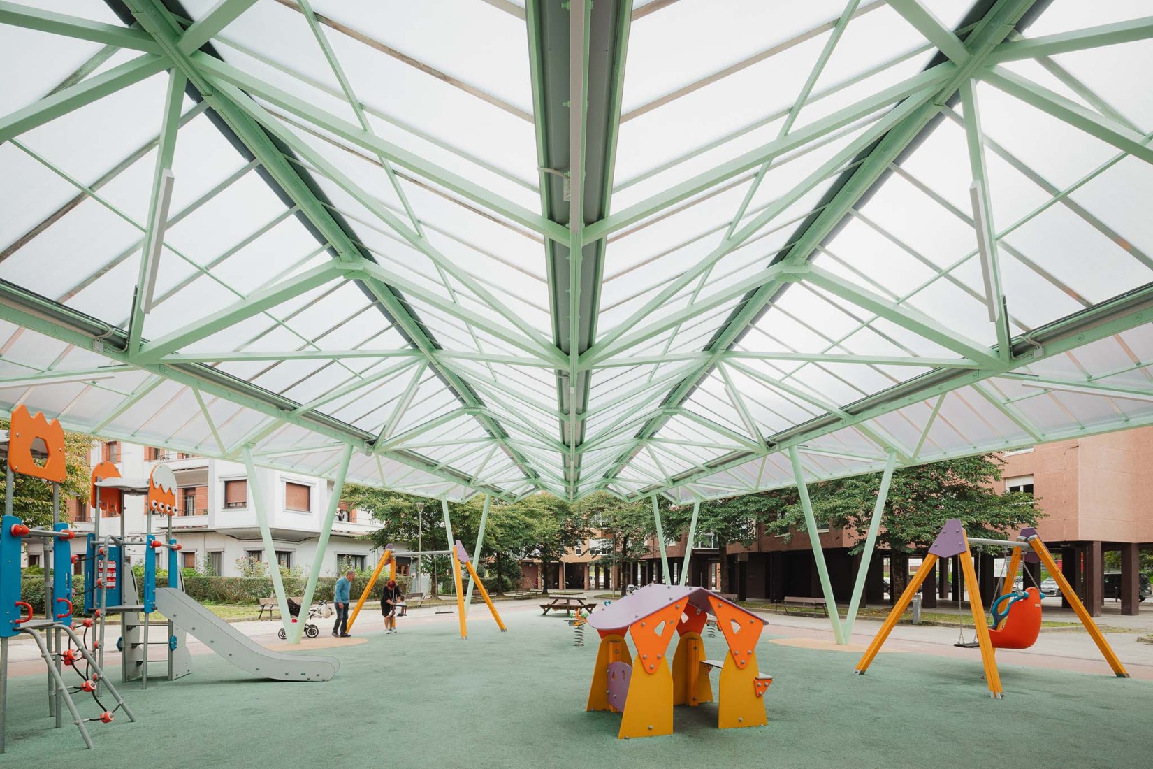 Cubierta para parque infantil en Hernani por Arktelier. Fotografía por Aitor Estevez Olaizola.