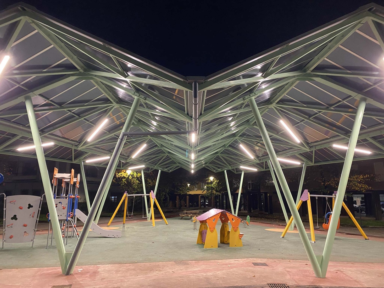 Cubierta para parque infantil en Hernani por Arktelier. Fotografía por Aitor Estevez Olaizola.