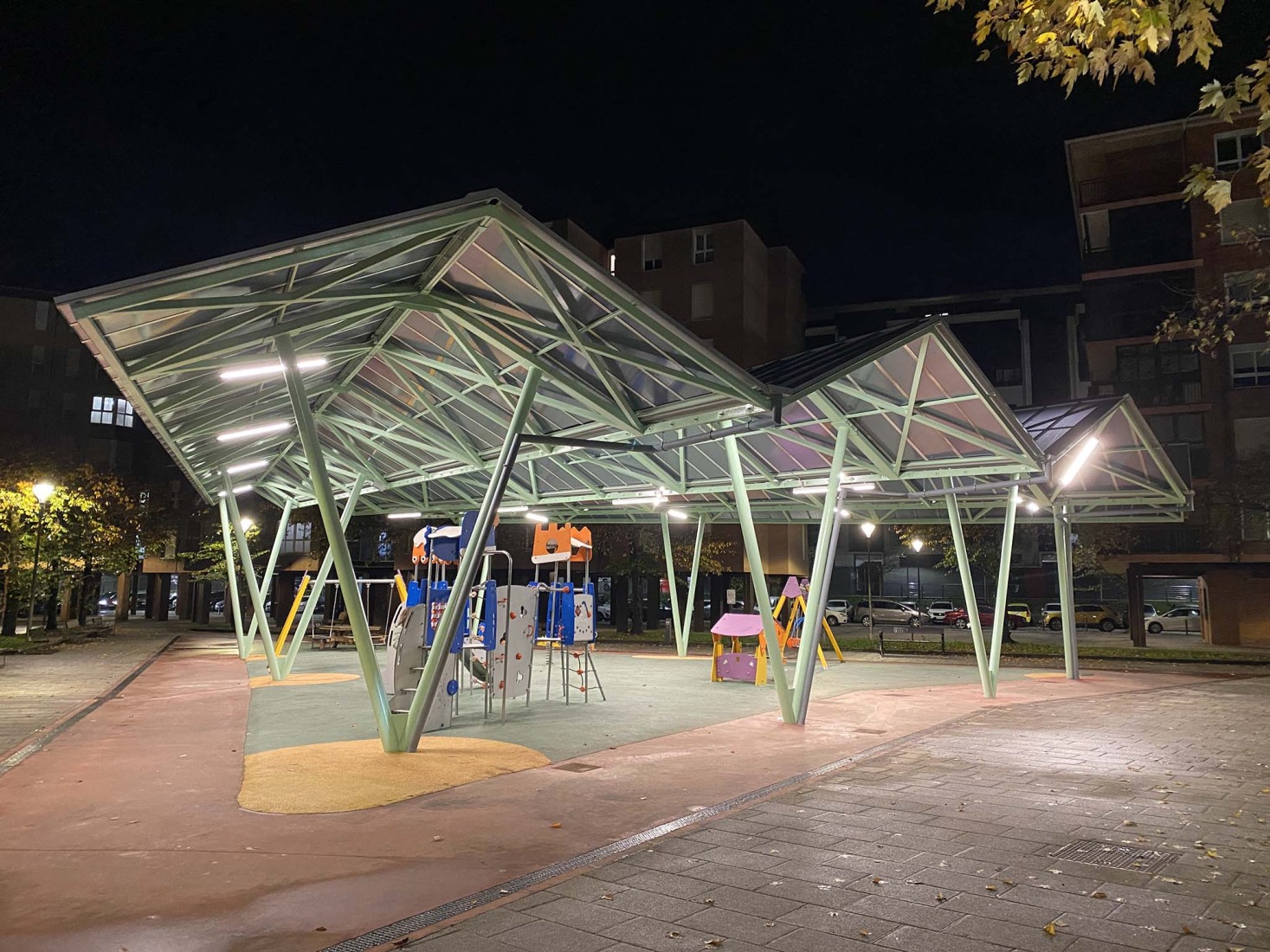 Cubierta para parque infantil en Hernani por Arktelier. Fotografía por Aitor Estevez Olaizola.