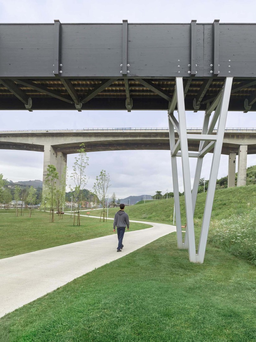 Parque Zamalanda de la Ribera del Nervión por Burgos & Garrido Arquitectos. Fotografía por Roland Halbe.