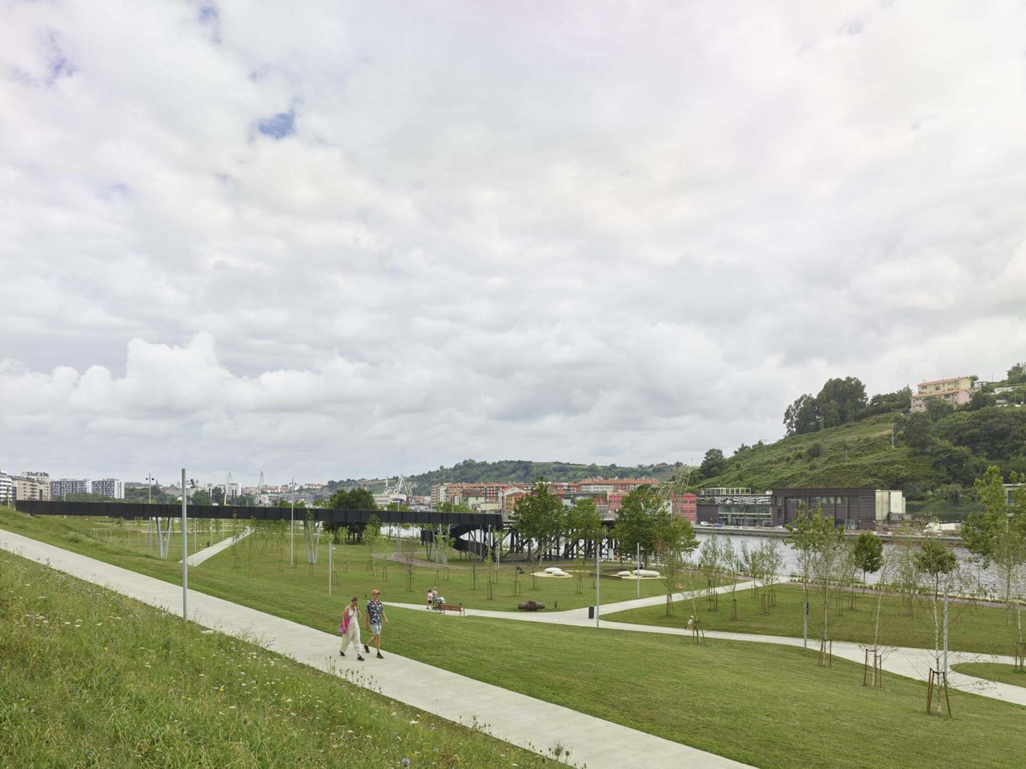 Parque Zamalanda de la Ribera del Nervión por Burgos & Garrido Arquitectos. Fotografía por Roland Halbe.