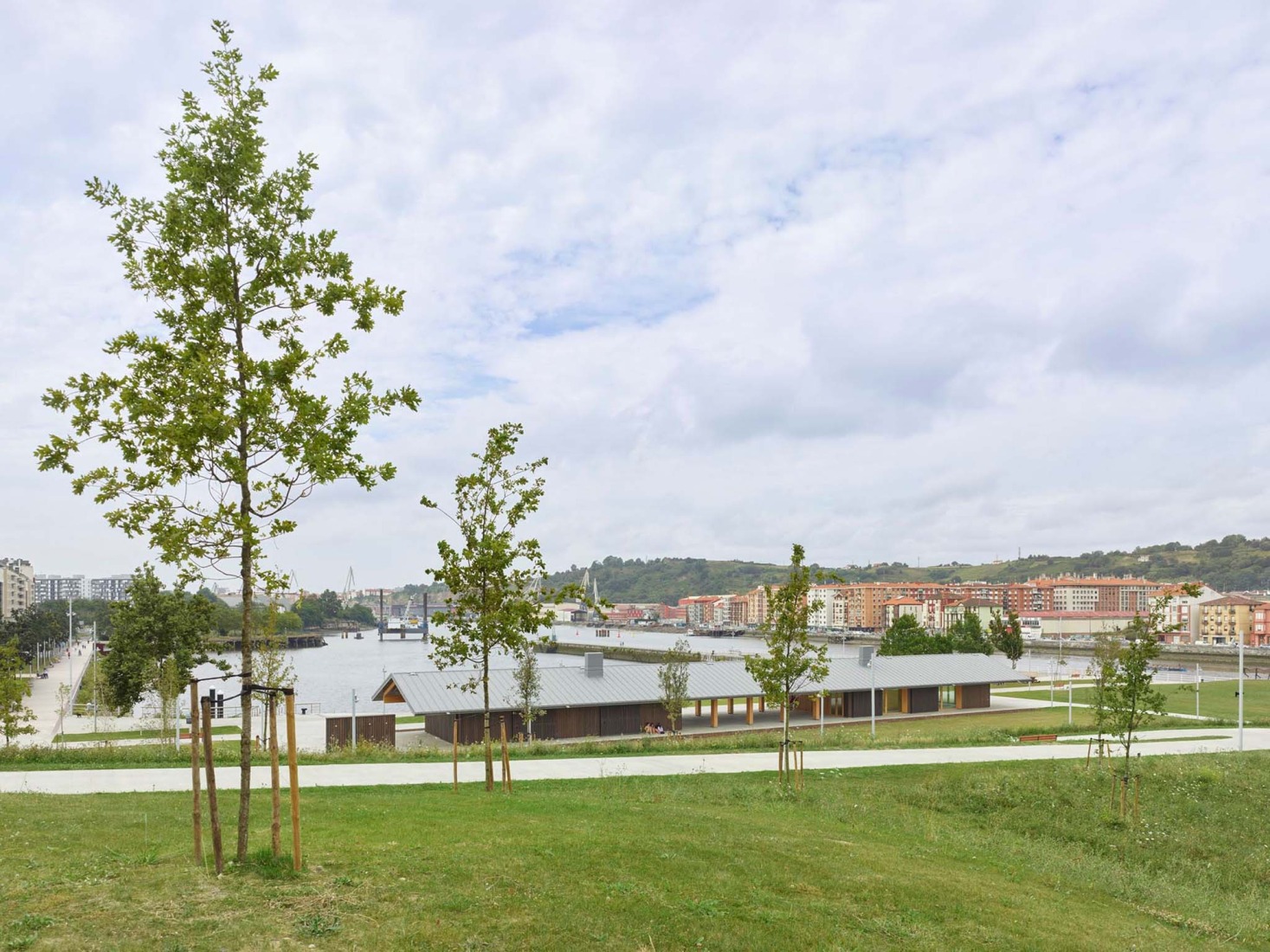 Parque Zamalanda de la Ribera del Nervión por Burgos & Garrido Arquitectos. Fotografía por Roland Halbe.