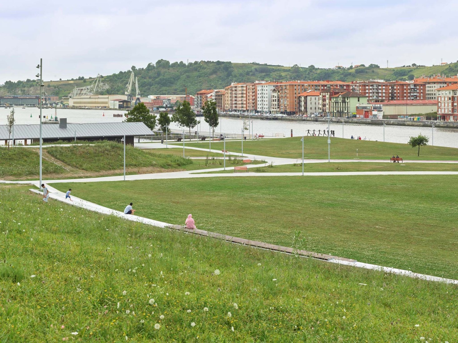 Parque Zamalanda de la Ribera del Nervión por Burgos & Garrido Arquitectos. Fotografía por Roland Halbe.