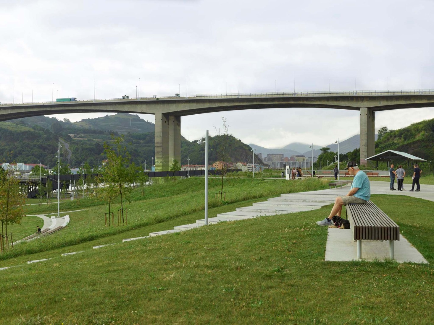 Parque Zamalanda de la Ribera del Nervión por Burgos & Garrido Arquitectos. Fotografía por Roland Halbe.